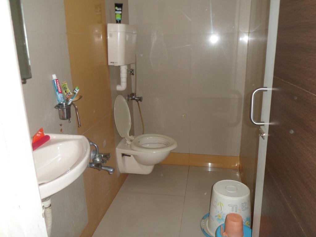 אחמדאבאד Hotel Atithi מראה חיצוני תמונה