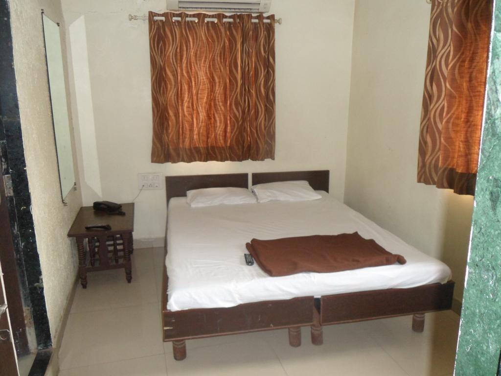 אחמדאבאד Hotel Atithi מראה חיצוני תמונה