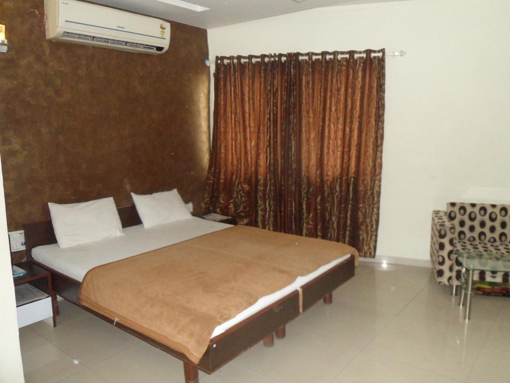 אחמדאבאד Hotel Atithi מראה חיצוני תמונה