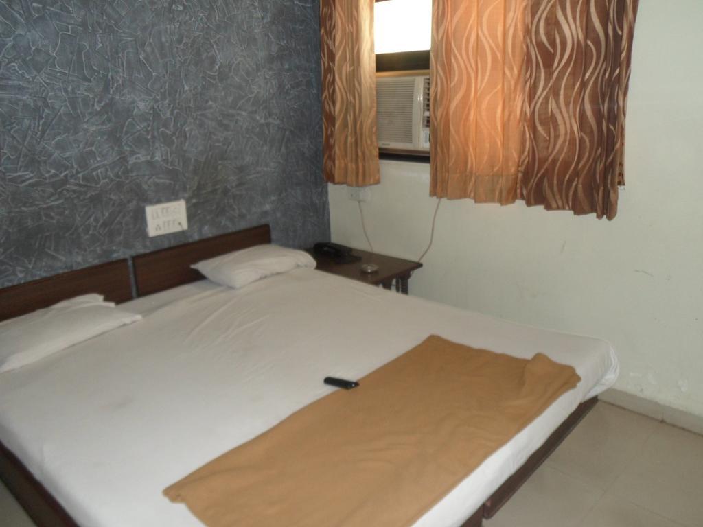 אחמדאבאד Hotel Atithi מראה חיצוני תמונה
