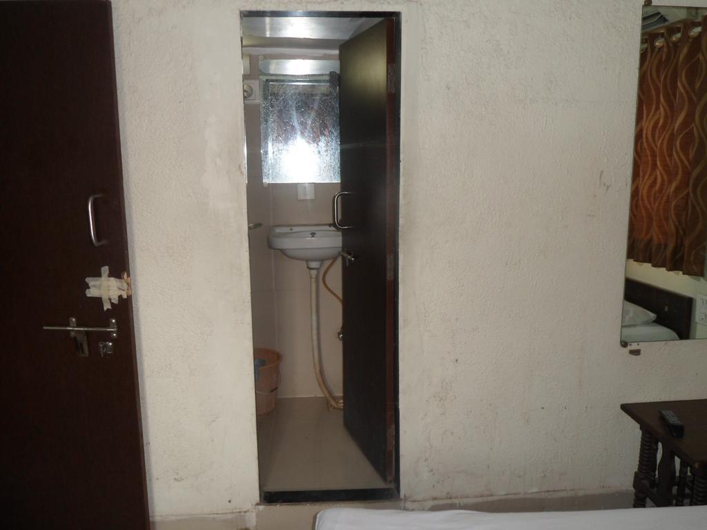אחמדאבאד Hotel Atithi מראה חיצוני תמונה