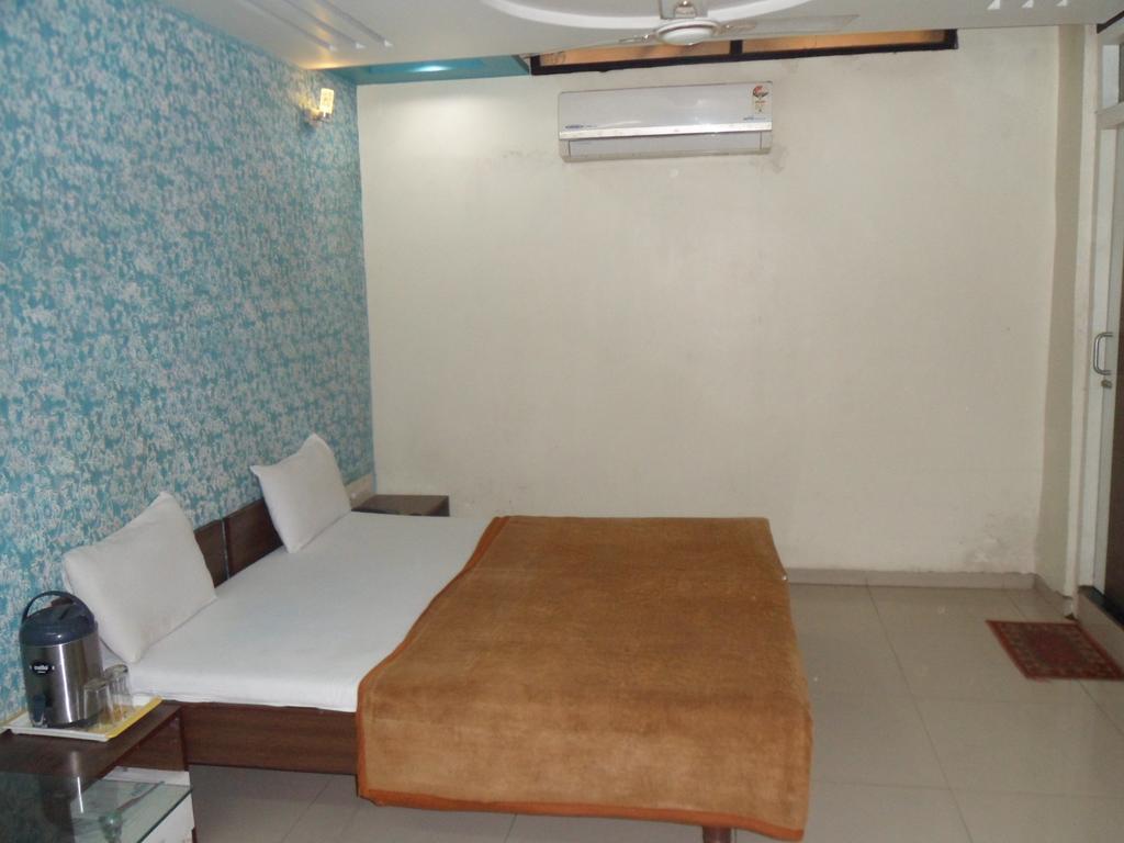 אחמדאבאד Hotel Atithi חדר תמונה