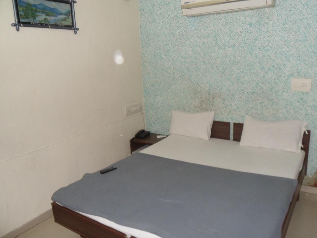 אחמדאבאד Hotel Atithi חדר תמונה
