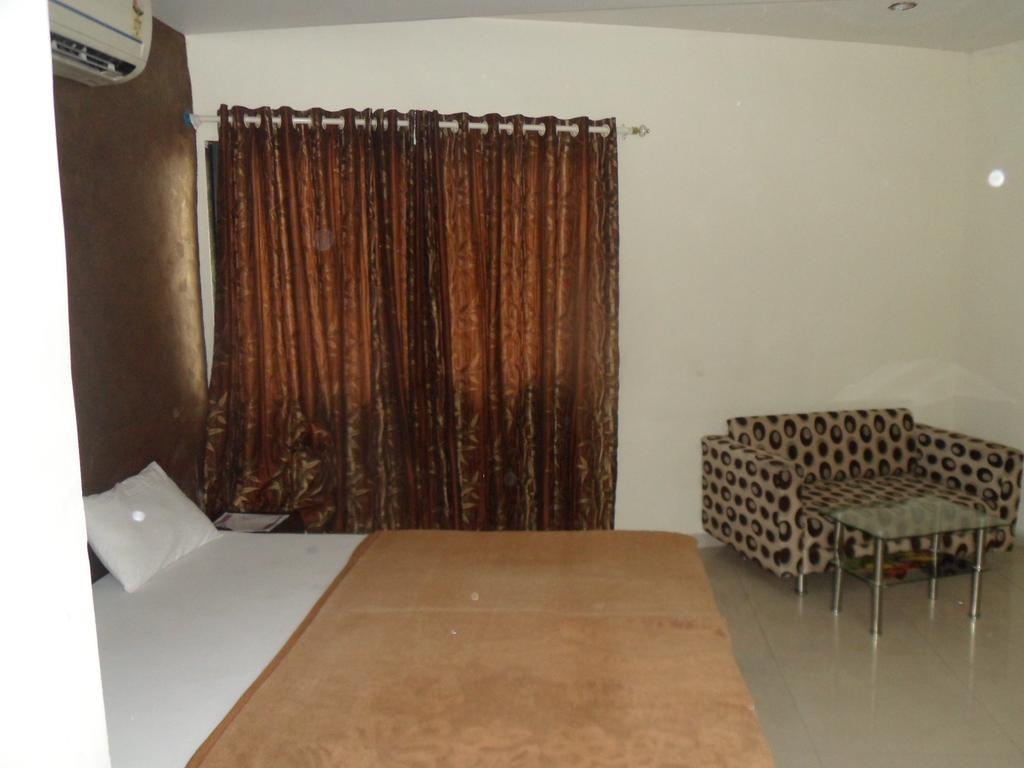 אחמדאבאד Hotel Atithi חדר תמונה