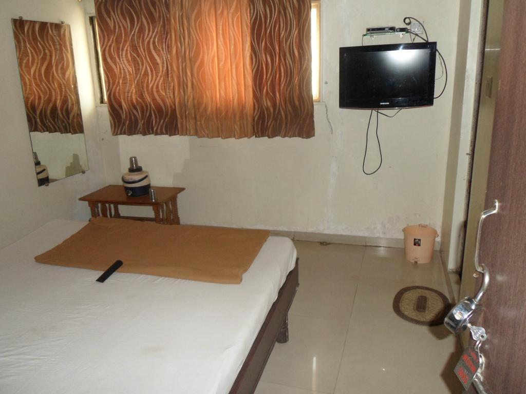 אחמדאבאד Hotel Atithi חדר תמונה