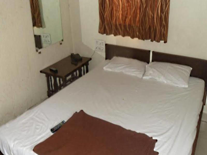 אחמדאבאד Hotel Atithi מראה חיצוני תמונה