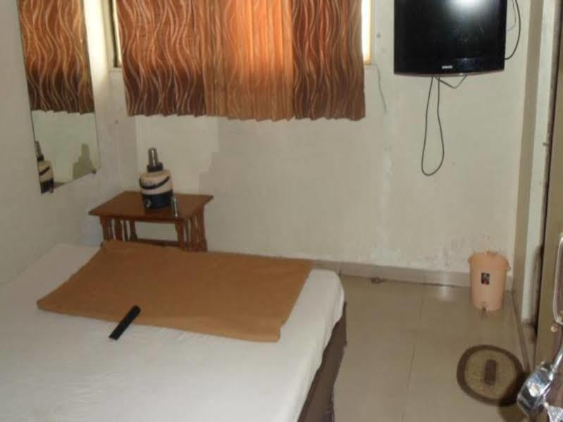 אחמדאבאד Hotel Atithi מראה חיצוני תמונה
