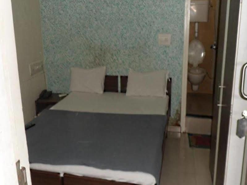 אחמדאבאד Hotel Atithi מראה חיצוני תמונה